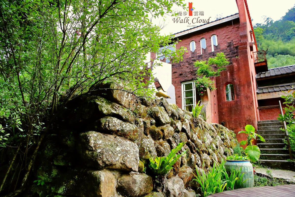 【食+遊。苗栗】漫步雲端森林廚房～三義景觀餐廳。森林X城堡浪漫秘境！『季節限定』與螢火蟲滿天共舞！（寵物友善餐廳）　