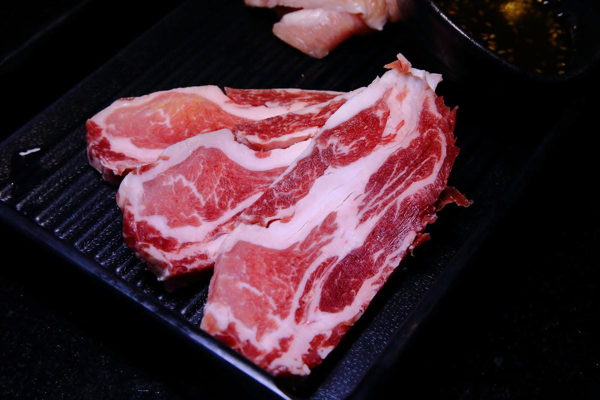 【食。內湖】帝一 帝王蟹海鮮/黑毛牛/伊比利豬 頂級燒烤吃到飽～烤肉也能很享受！頂級食材”小鮮肉”幫你烤！