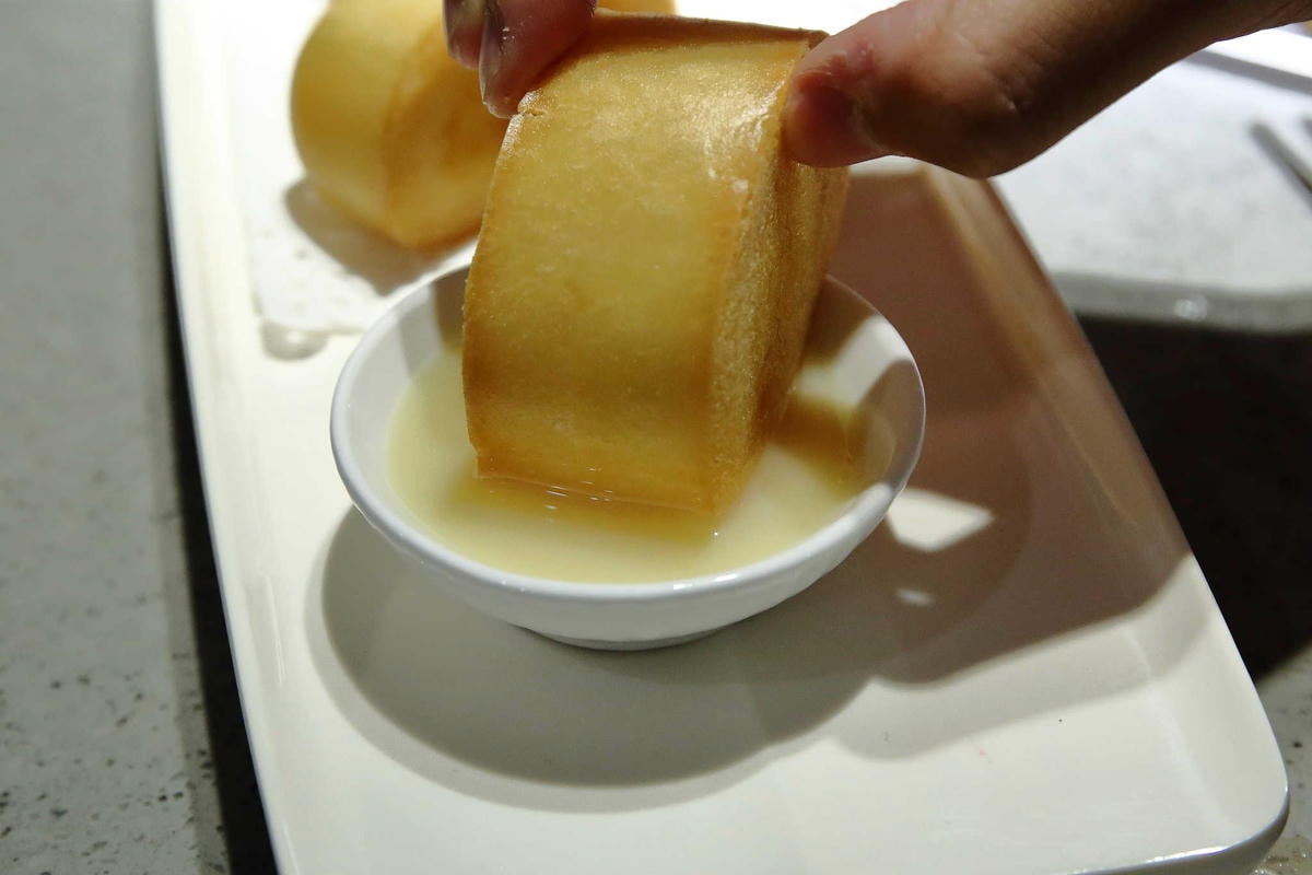 【食。板橋】海底撈全台二號店開幕!吃鍋看秀、貼心的服務,感受賓至如歸!