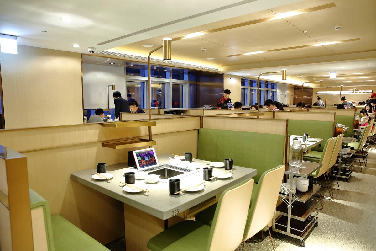 【食。板橋】海底撈全台二號店開幕!吃鍋看秀、貼心的服務,感受賓至如歸!