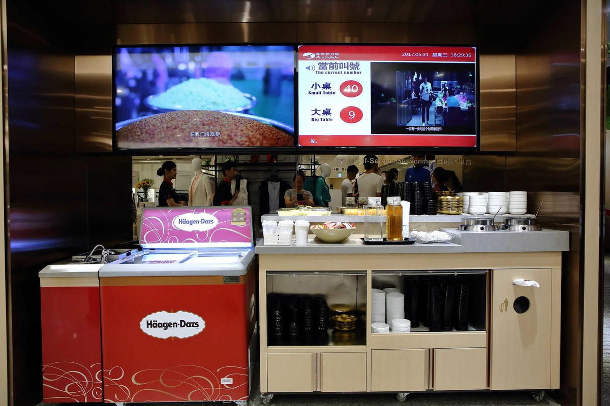 【食。板橋】海底撈全台二號店開幕!吃鍋看秀、貼心的服務,感受賓至如歸!