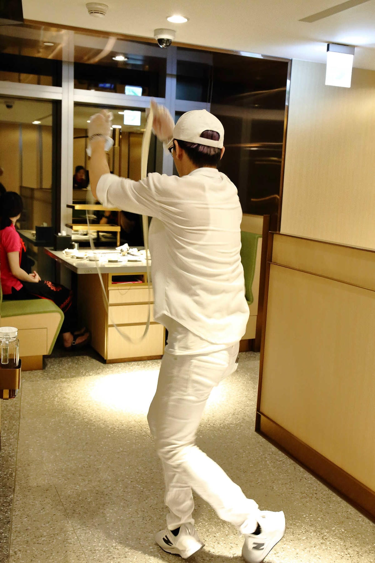 【食。板橋】海底撈全台二號店開幕!吃鍋看秀、貼心的服務,感受賓至如歸!