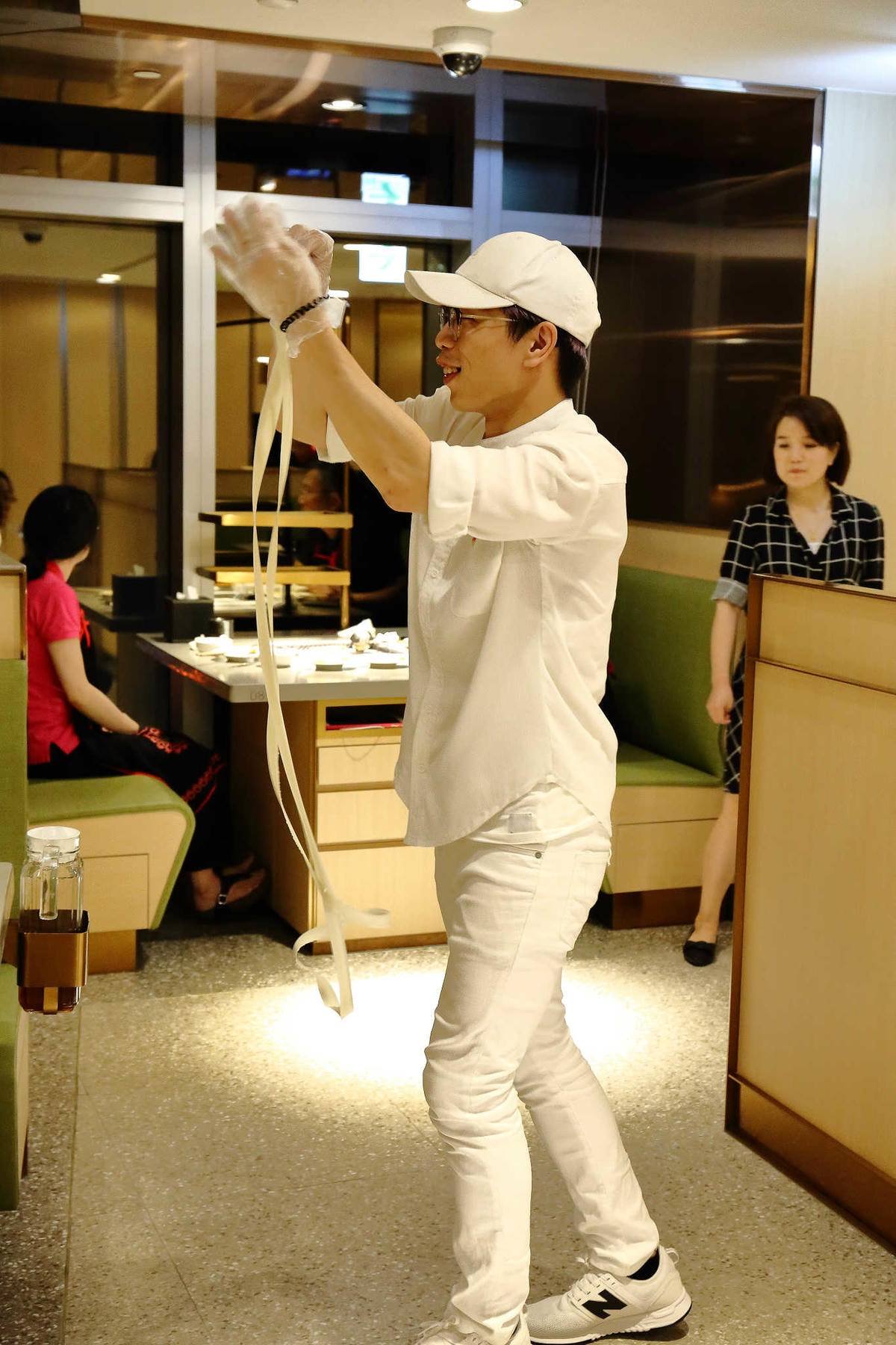 【食。板橋】海底撈全台二號店開幕!吃鍋看秀、貼心的服務,感受賓至如歸!