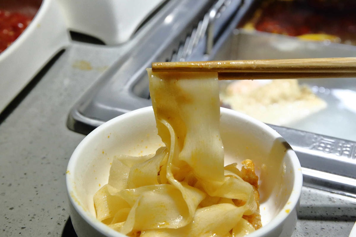 【食。板橋】海底撈全台二號店開幕!吃鍋看秀、貼心的服務,感受賓至如歸!