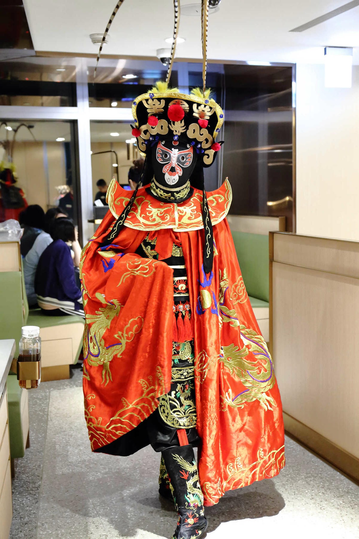 【食。板橋】海底撈全台二號店開幕!吃鍋看秀、貼心的服務,感受賓至如歸!