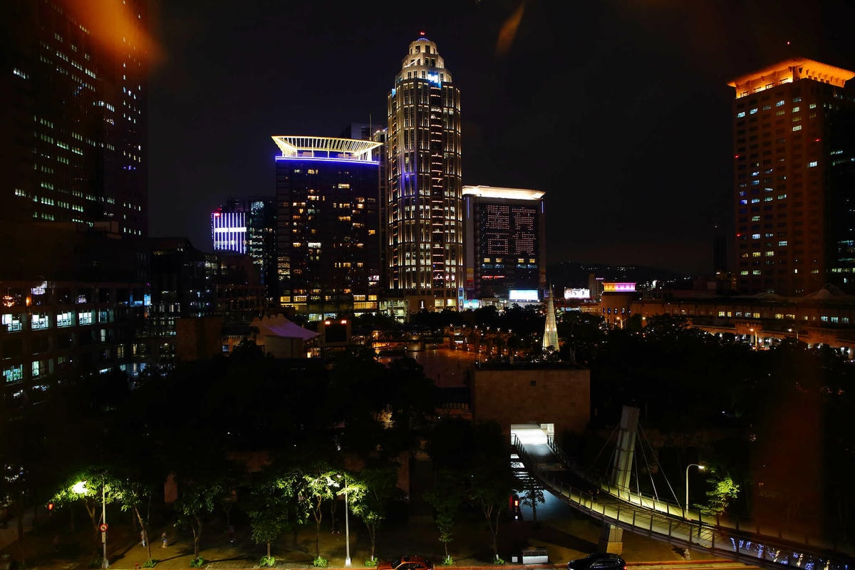 【食。板橋】海底撈全台二號店開幕!吃鍋看秀、貼心的服務,感受賓至如歸!