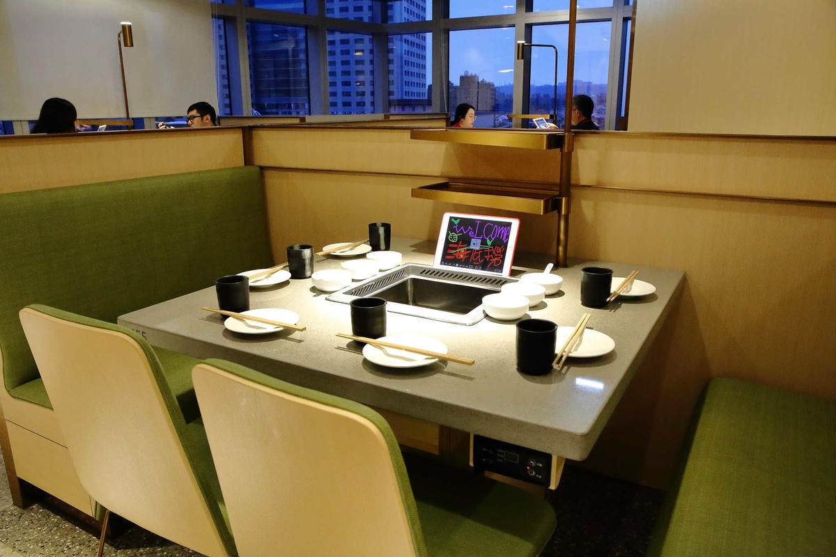 【食。板橋】海底撈全台二號店開幕!吃鍋看秀、貼心的服務,感受賓至如歸!