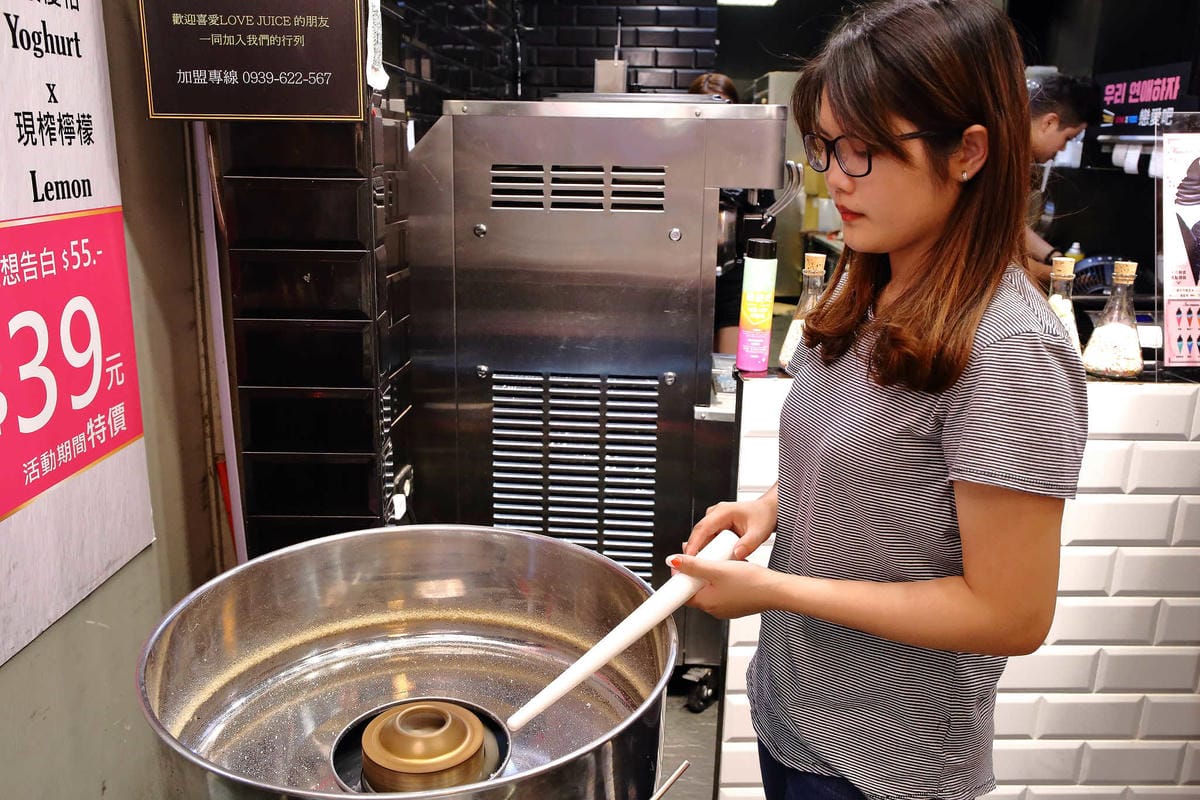 【食。中壢】戀愛吧 Lovejuice 漸層果汁～中原果汁。IG打卡新熱點！漸層果汁吉拿棒，在雲朵上吃冰，超粉嫩好拍！(已歇業)