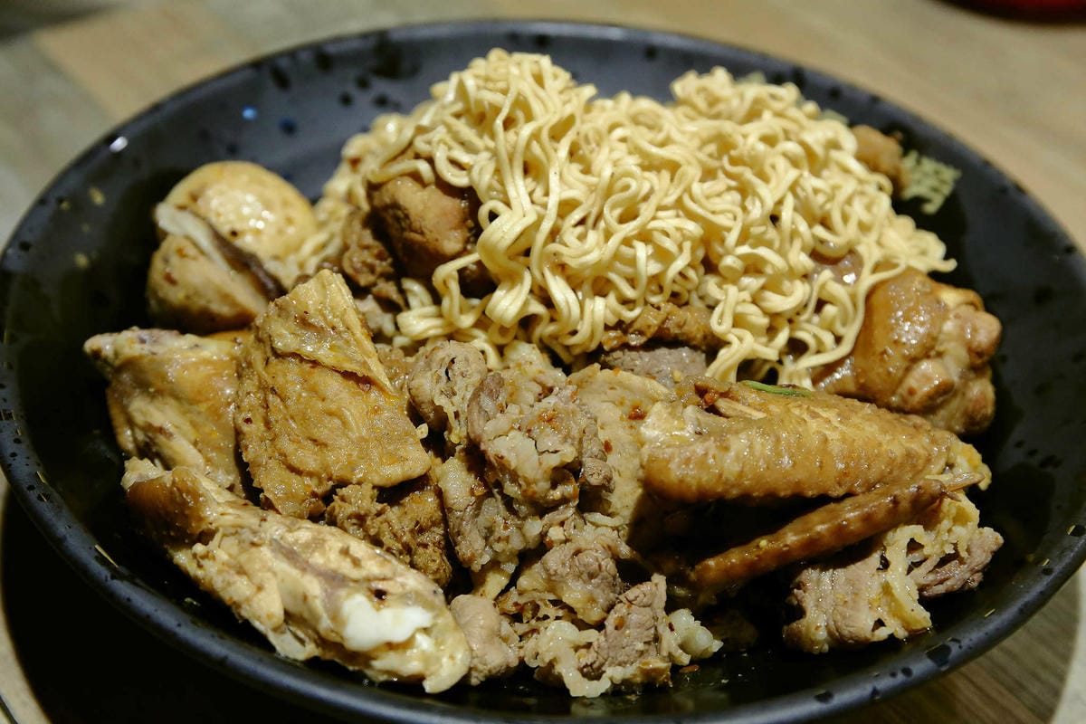 【食。板橋】滷底撈 Ruday～炒泡麵&滷味專賣，獨家限定三杯炒滷味『鼎鍋』？滷味不再只有單純賣滷味！