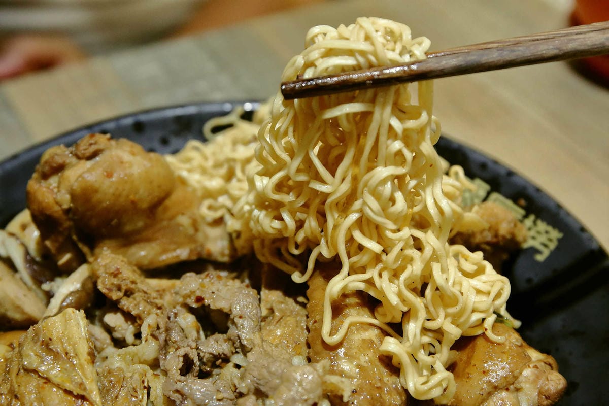 【食。板橋】滷底撈 Ruday～炒泡麵&滷味專賣，獨家限定三杯炒滷味『鼎鍋』？滷味不再只有單純賣滷味！