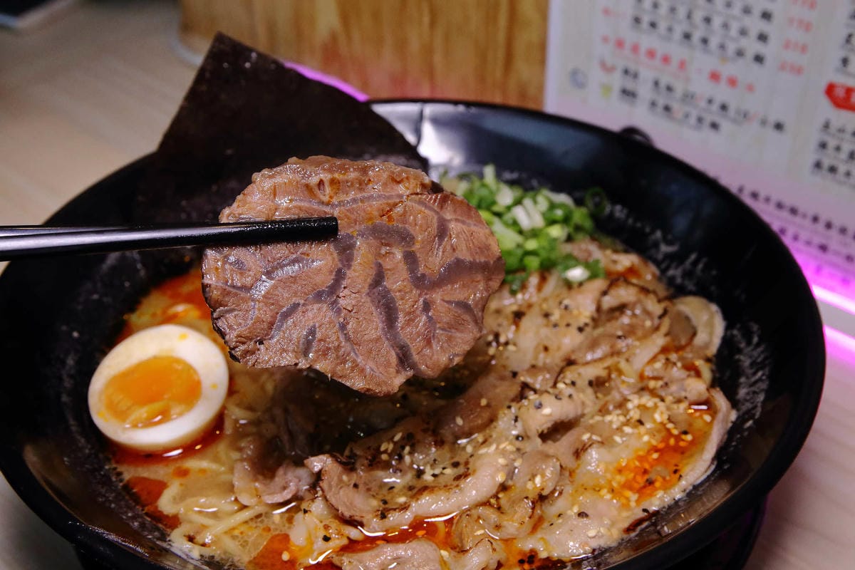 【食。士林】妙計三寶超濃拉麵士林分店〜TVBS上班這黨事推薦。帥老闆x特濃大骨拉麵=士林夜市必吃！