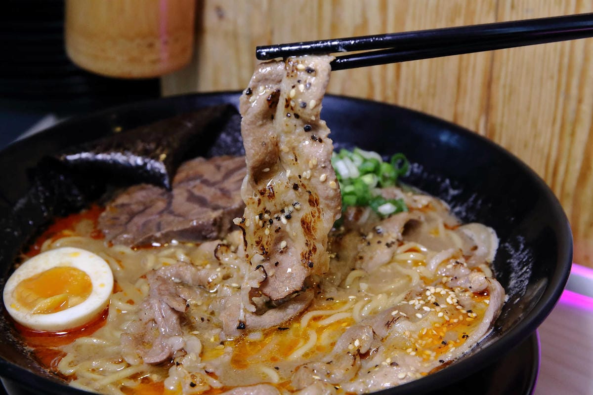 【食。士林】妙計三寶超濃拉麵士林分店〜TVBS上班這黨事推薦。帥老闆x特濃大骨拉麵=士林夜市必吃！