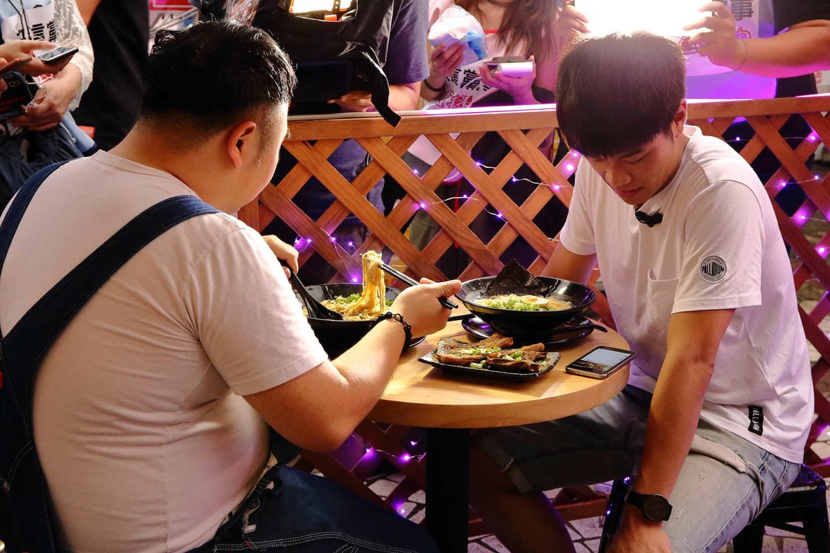 【食。士林】妙計三寶超濃拉麵士林分店〜TVBS上班這黨事推薦。帥老闆x特濃大骨拉麵=士林夜市必吃！