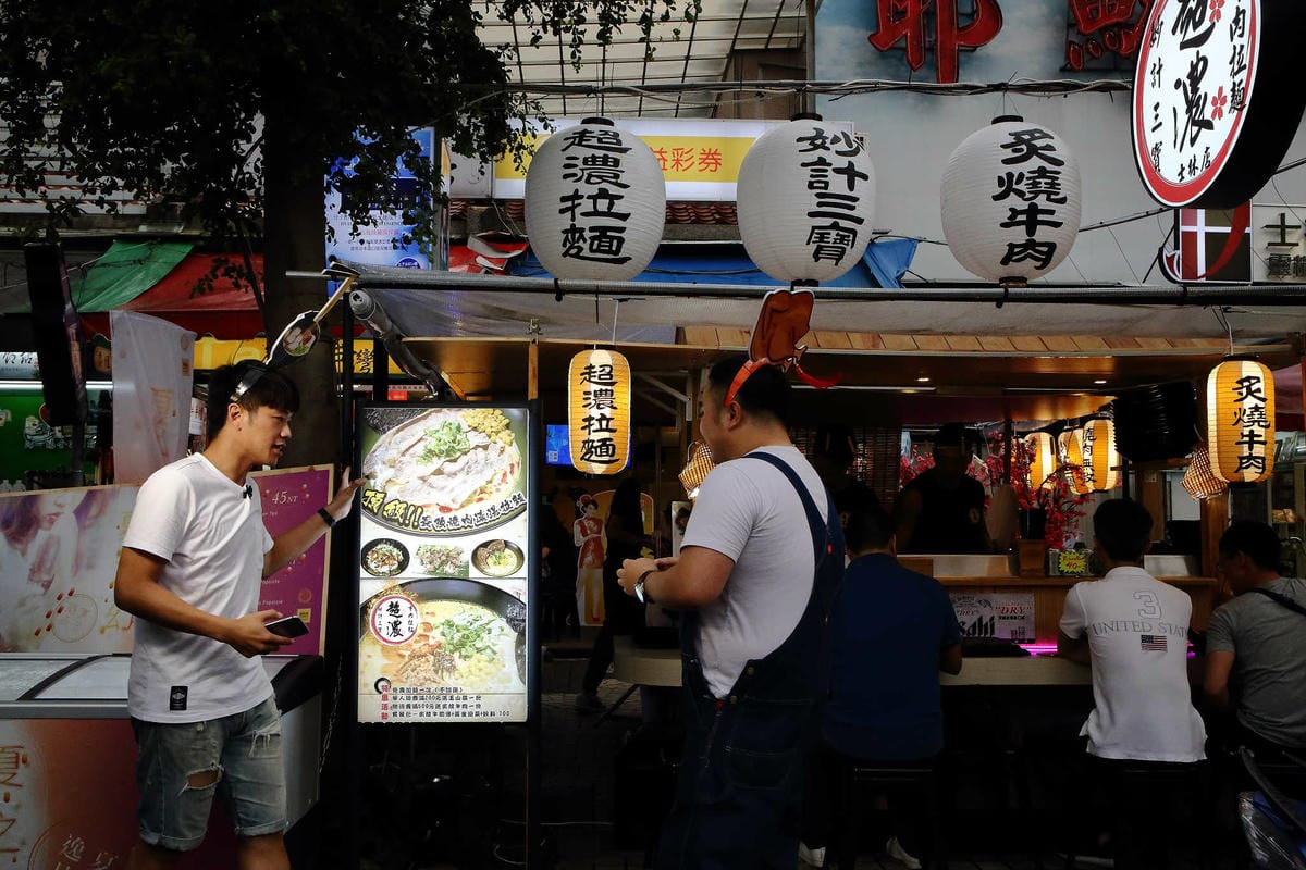 【食。士林】妙計三寶超濃拉麵士林分店〜TVBS上班這黨事推薦。帥老闆x特濃大骨拉麵=士林夜市必吃！