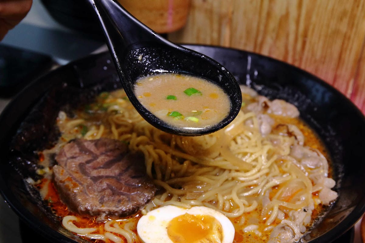 【食。士林】妙計三寶超濃拉麵士林分店〜TVBS上班這黨事推薦。帥老闆x特濃大骨拉麵=士林夜市必吃！