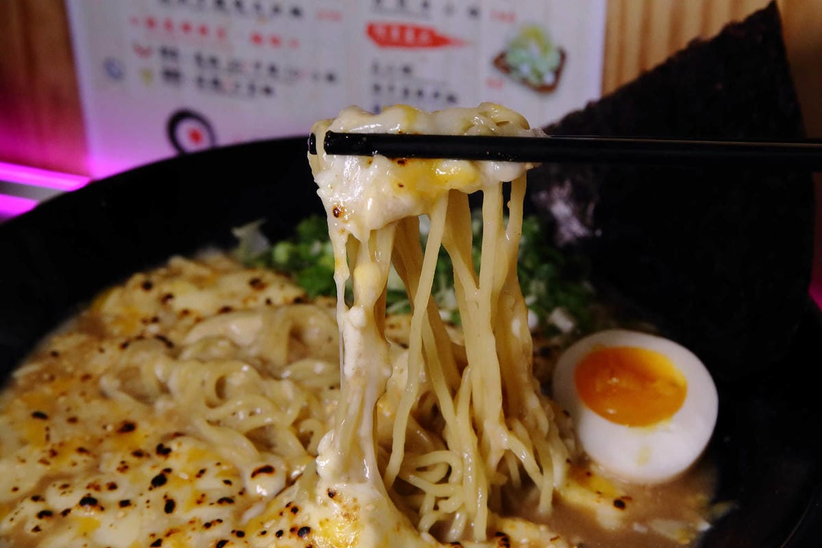 【食。士林】妙計三寶超濃拉麵士林分店〜TVBS上班這黨事推薦。帥老闆x特濃大骨拉麵=士林夜市必吃！