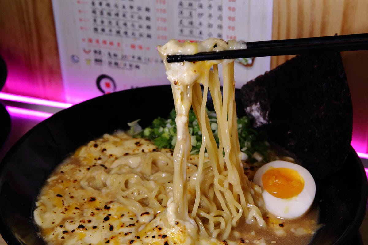 【食。士林】妙計三寶超濃拉麵士林分店〜TVBS上班這黨事推薦。帥老闆x特濃大骨拉麵=士林夜市必吃！