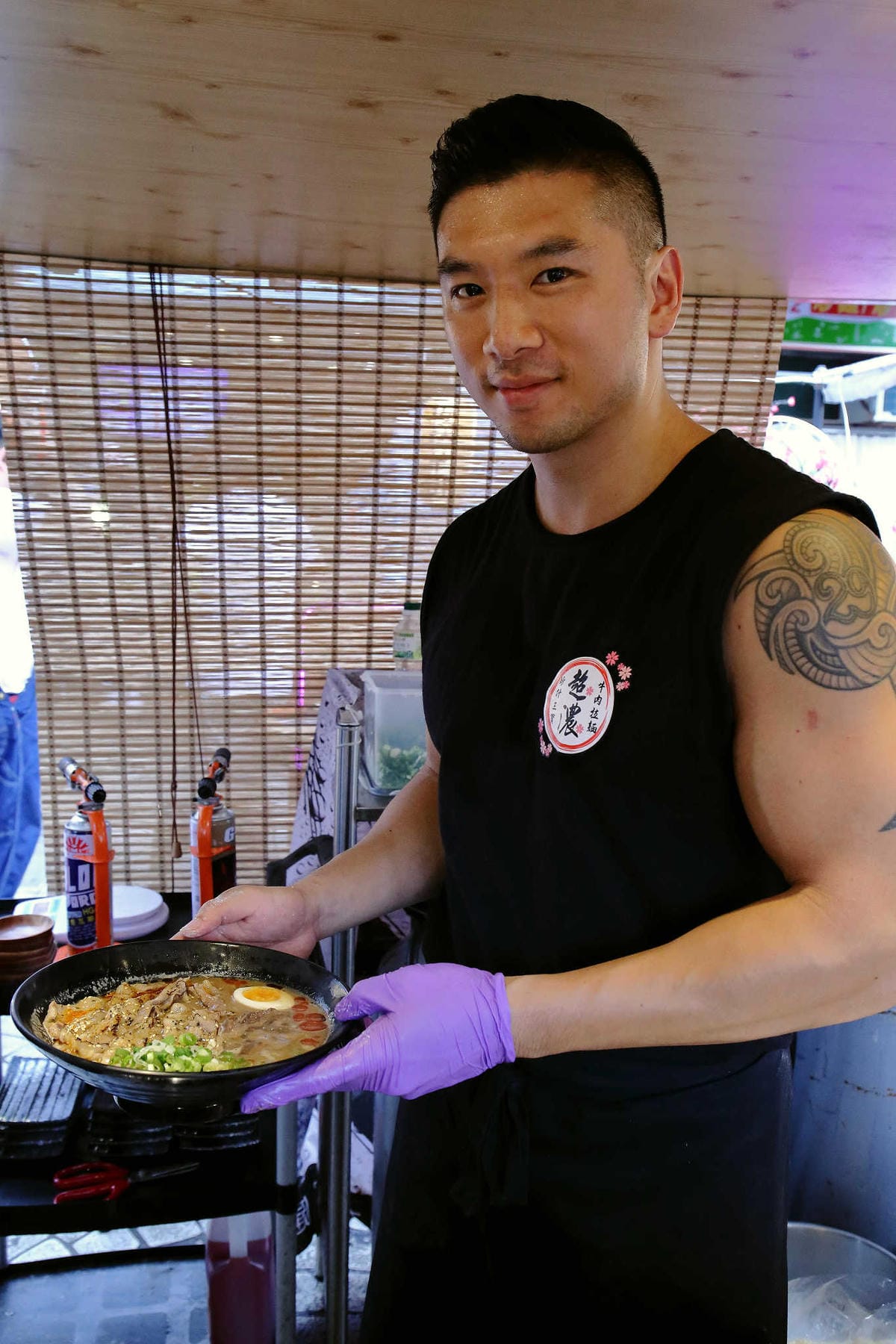 【食。士林】妙計三寶超濃拉麵士林分店〜TVBS上班這黨事推薦。帥老闆x特濃大骨拉麵=士林夜市必吃！