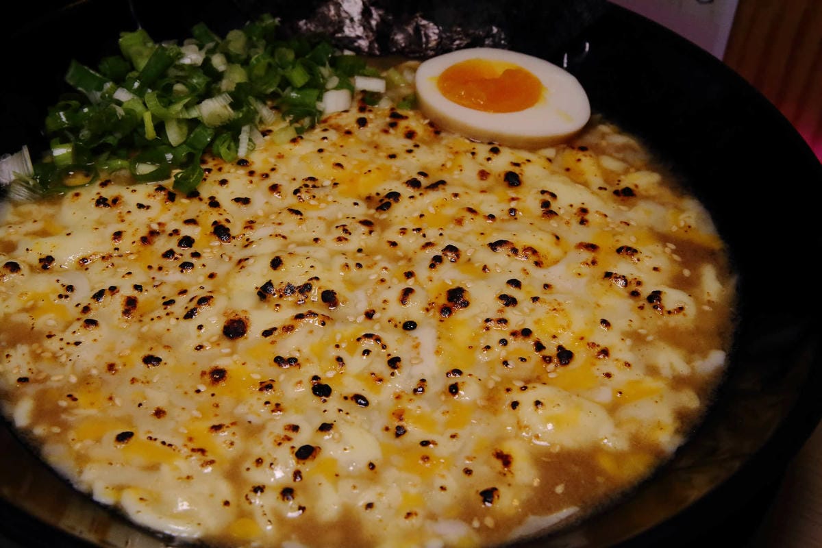 【食。士林】妙計三寶超濃拉麵士林分店〜TVBS上班這黨事推薦。帥老闆x特濃大骨拉麵=士林夜市必吃！