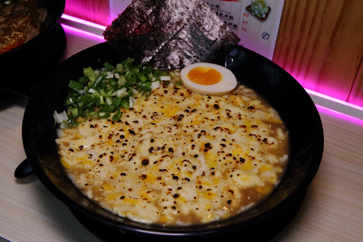 【食。士林】妙計三寶超濃拉麵士林分店〜TVBS上班這黨事推薦。帥老闆x特濃大骨拉麵=士林夜市必吃！