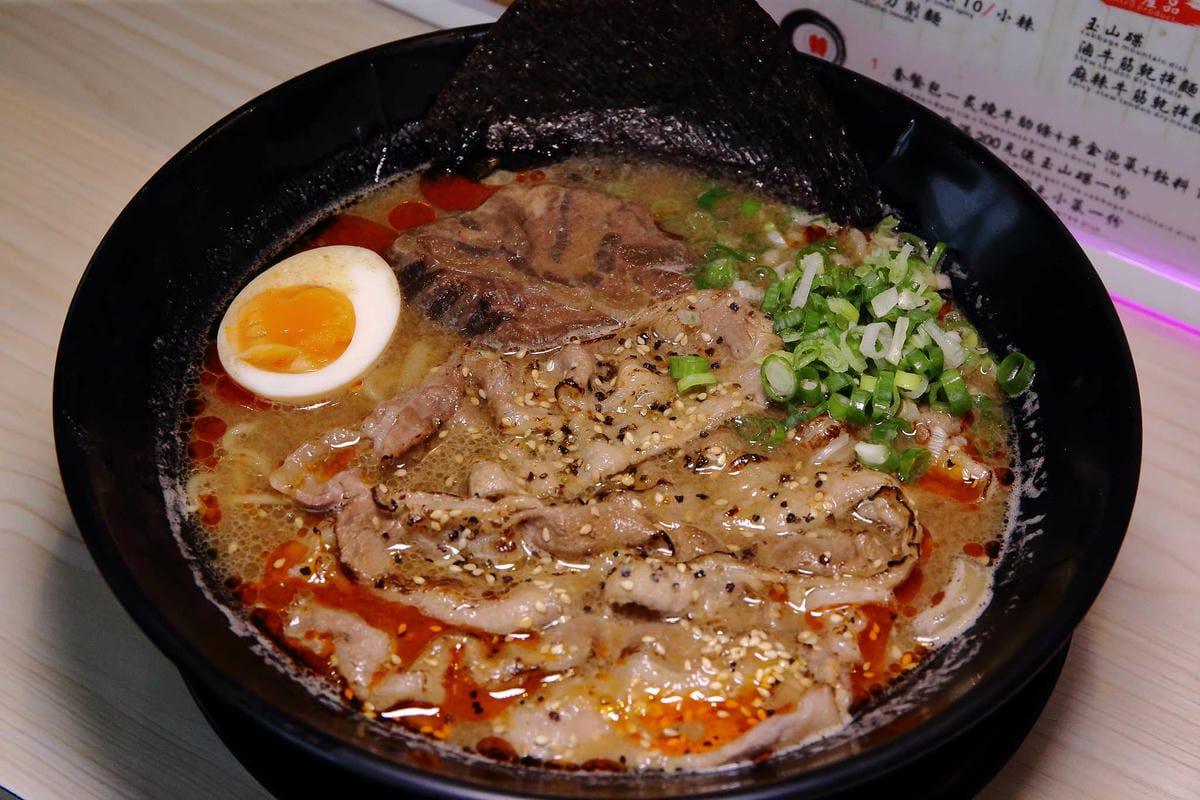 【食。士林】妙計三寶超濃拉麵士林分店〜TVBS上班這黨事推薦。帥老闆x特濃大骨拉麵=士林夜市必吃！