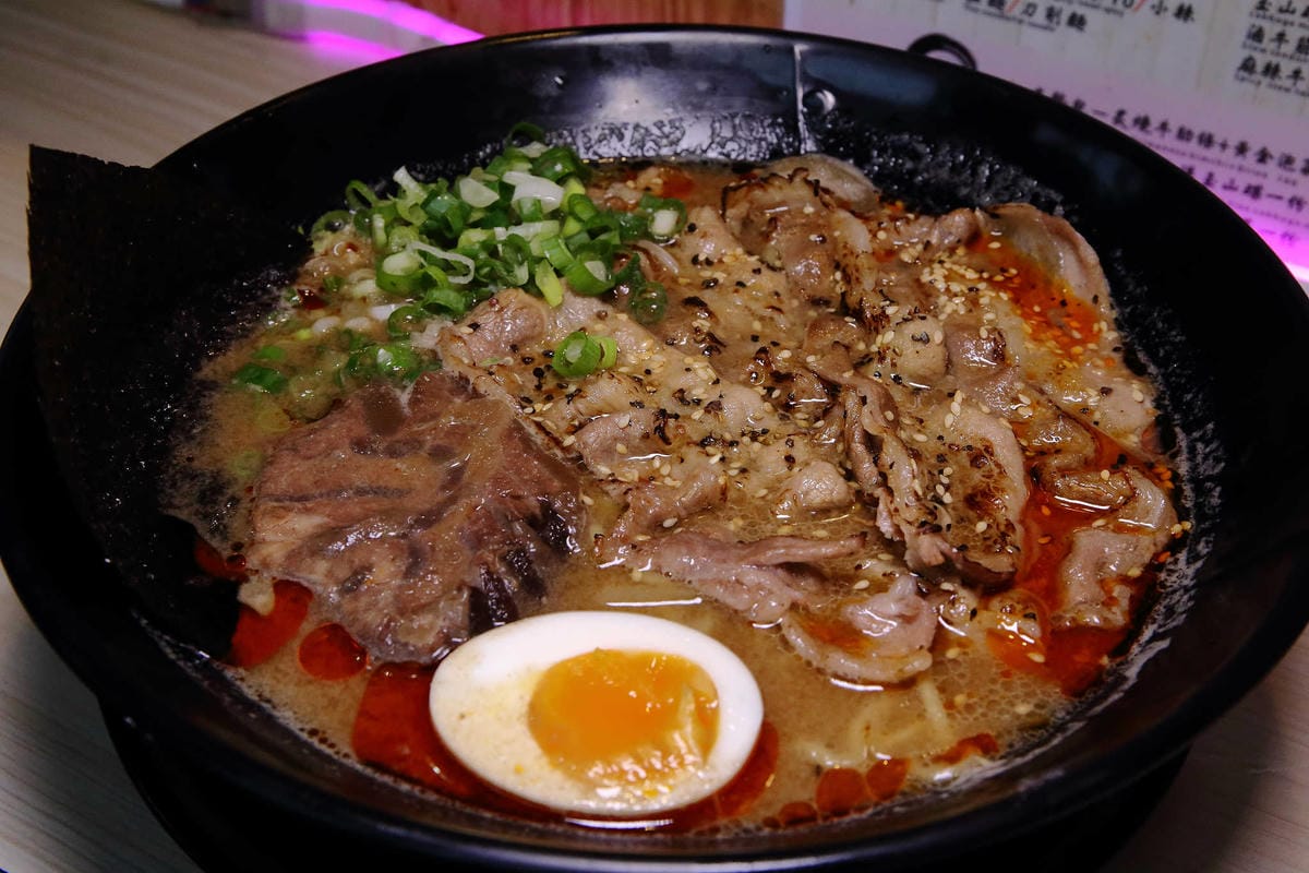 【食。士林】妙計三寶超濃拉麵士林分店〜TVBS上班這黨事推薦。帥老闆x特濃大骨拉麵=士林夜市必吃！