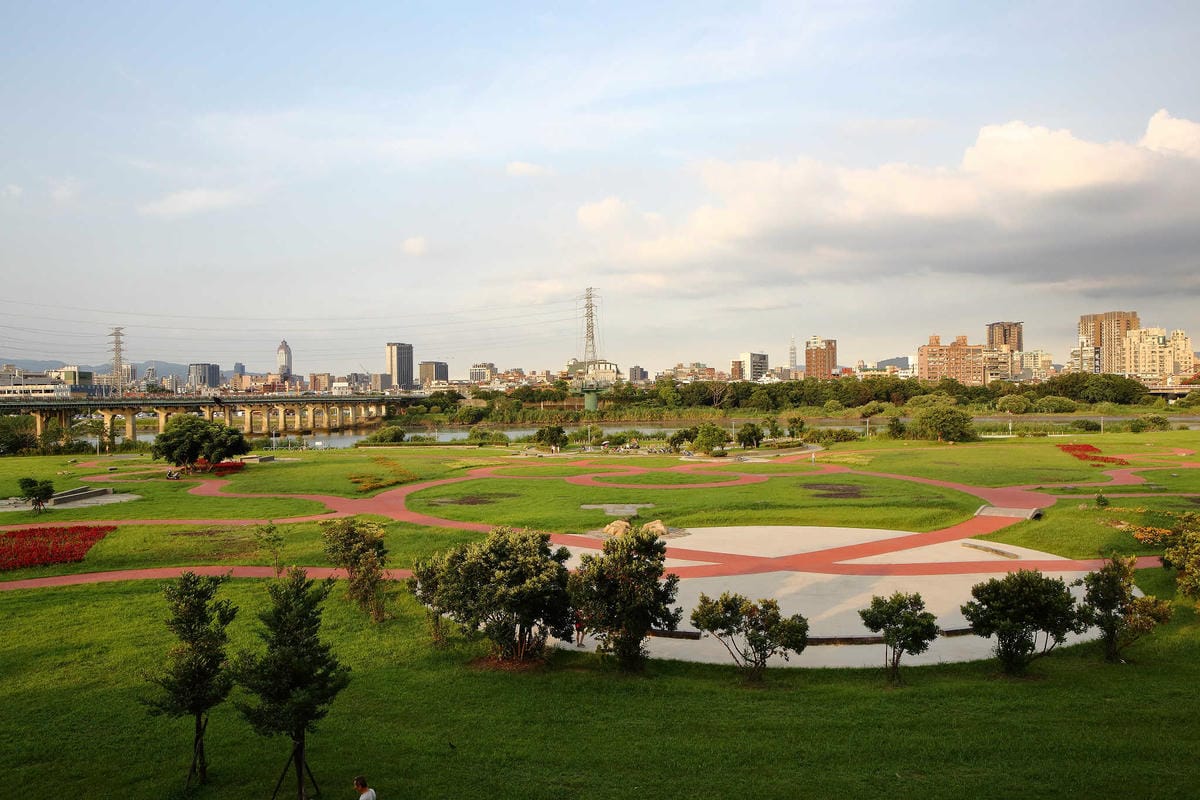 【遊。板橋】板橋新亮點！萬板橋下3D彩繪牆VS蝴蝶公園地景花海，地景藝術打卡必遊！