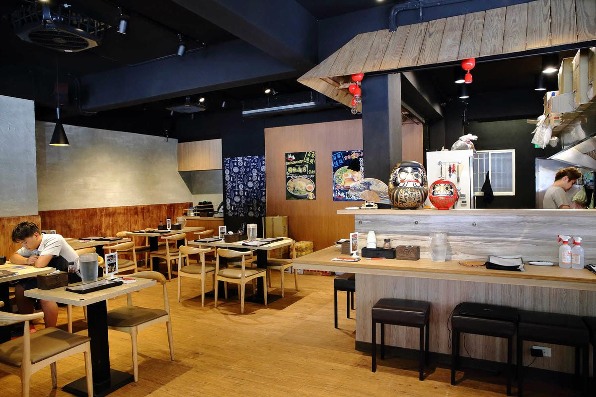 【食。土城】浪魂拉麵〜土城拉麵。客製化拉麵，濃淡軟硬任君挑，來一碗黑嚕嚕黑色拉麵吧！