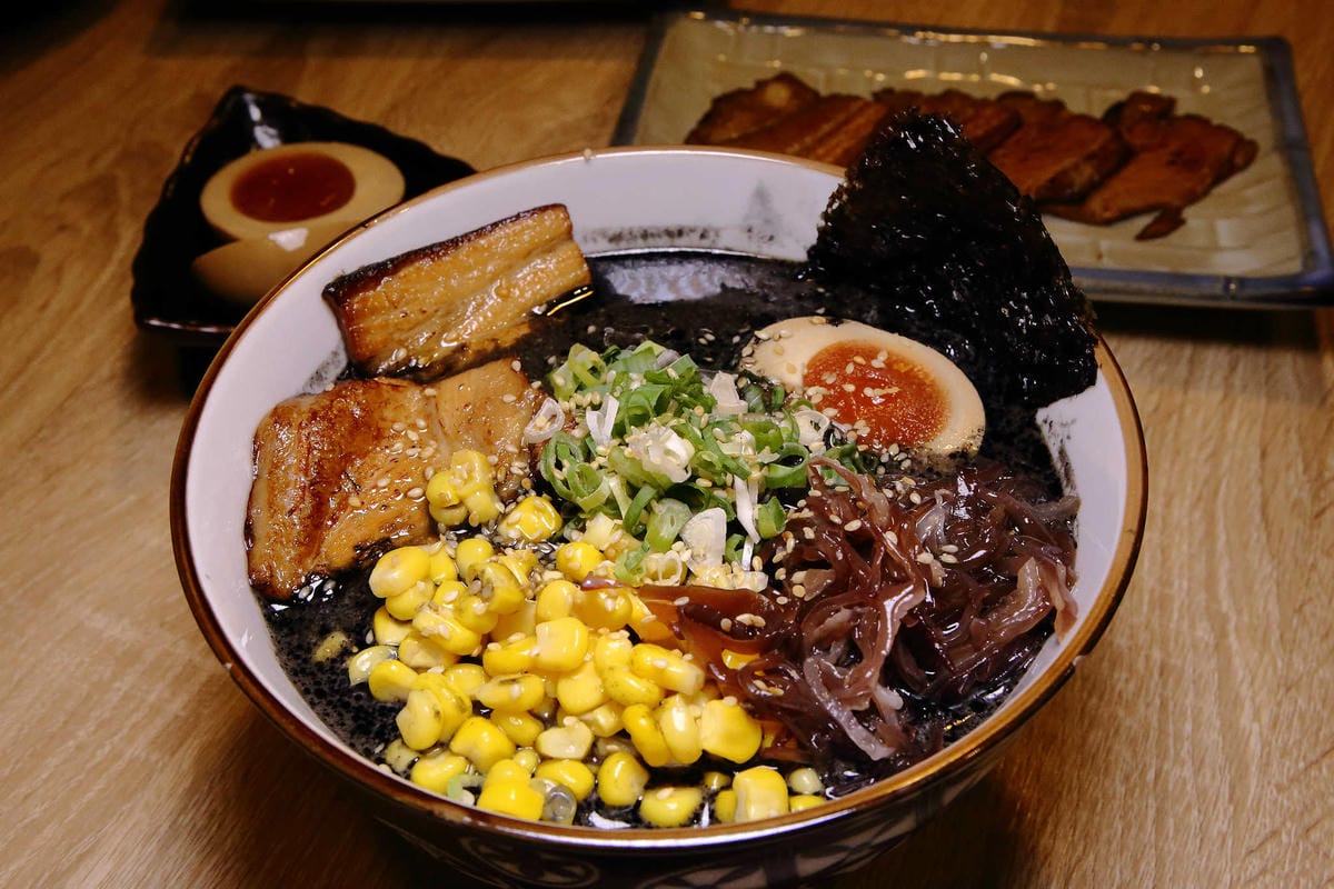 【食。土城】浪魂拉麵〜土城拉麵。客製化拉麵，濃淡軟硬任君挑，來一碗黑嚕嚕黑色拉麵吧！