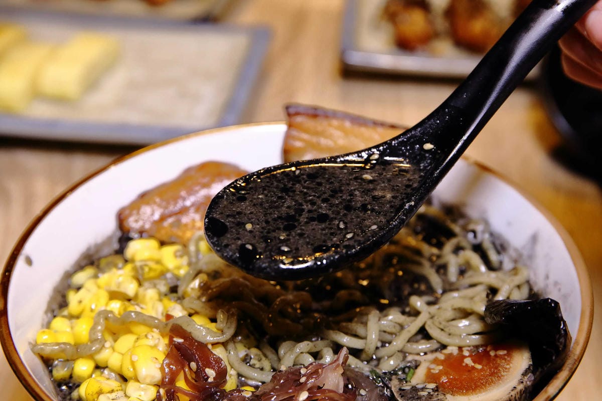 【食。土城】浪魂拉麵〜土城拉麵。客製化拉麵，濃淡軟硬任君挑，來一碗黑嚕嚕黑色拉麵吧！