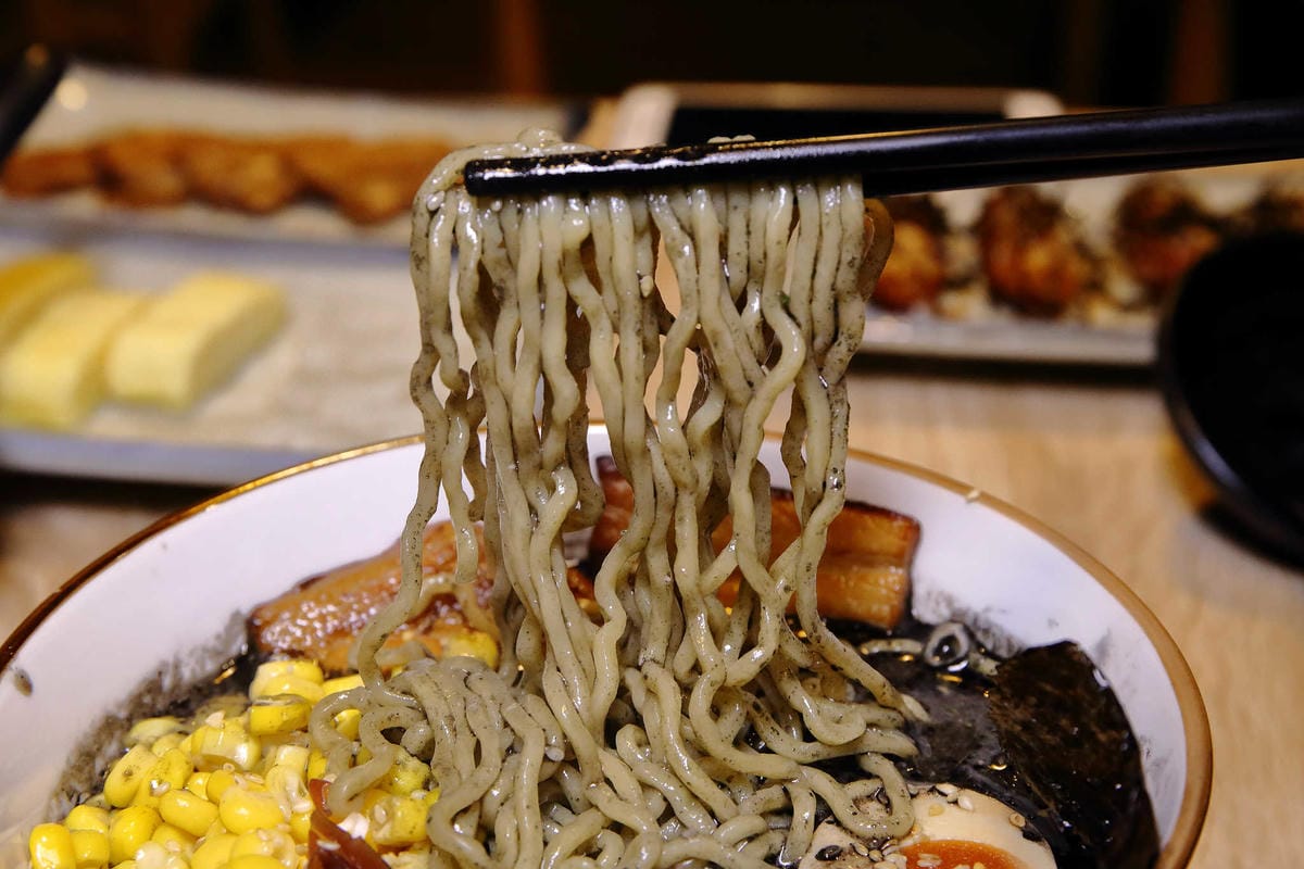 【食。土城】浪魂拉麵〜土城拉麵。客製化拉麵，濃淡軟硬任君挑，來一碗黑嚕嚕黑色拉麵吧！
