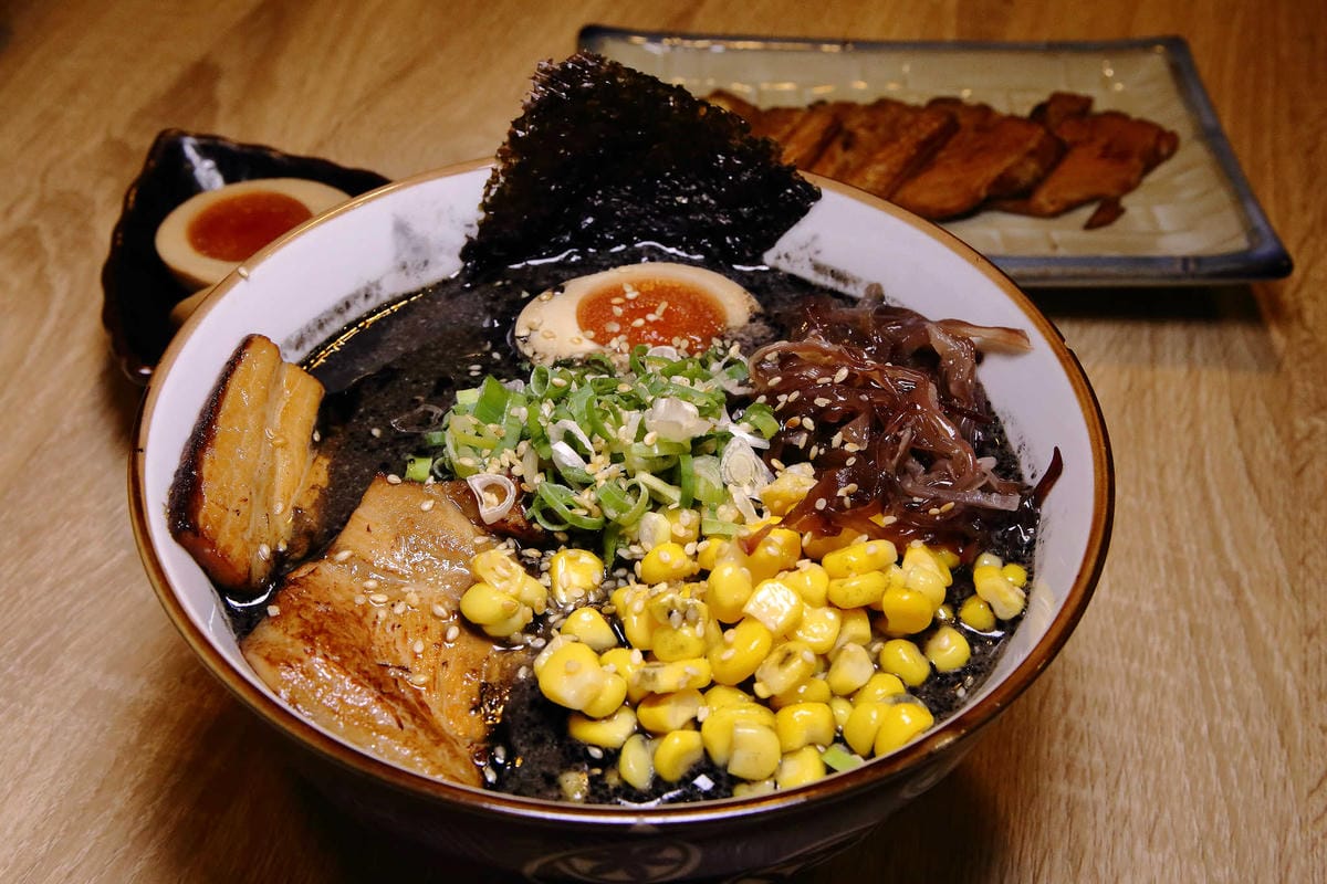 【食。土城】浪魂拉麵〜土城拉麵。客製化拉麵，濃淡軟硬任君挑，來一碗黑嚕嚕黑色拉麵吧！