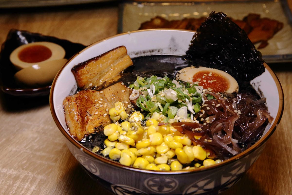 【食。土城】浪魂拉麵〜土城拉麵。客製化拉麵，濃淡軟硬任君挑，來一碗黑嚕嚕黑色拉麵吧！