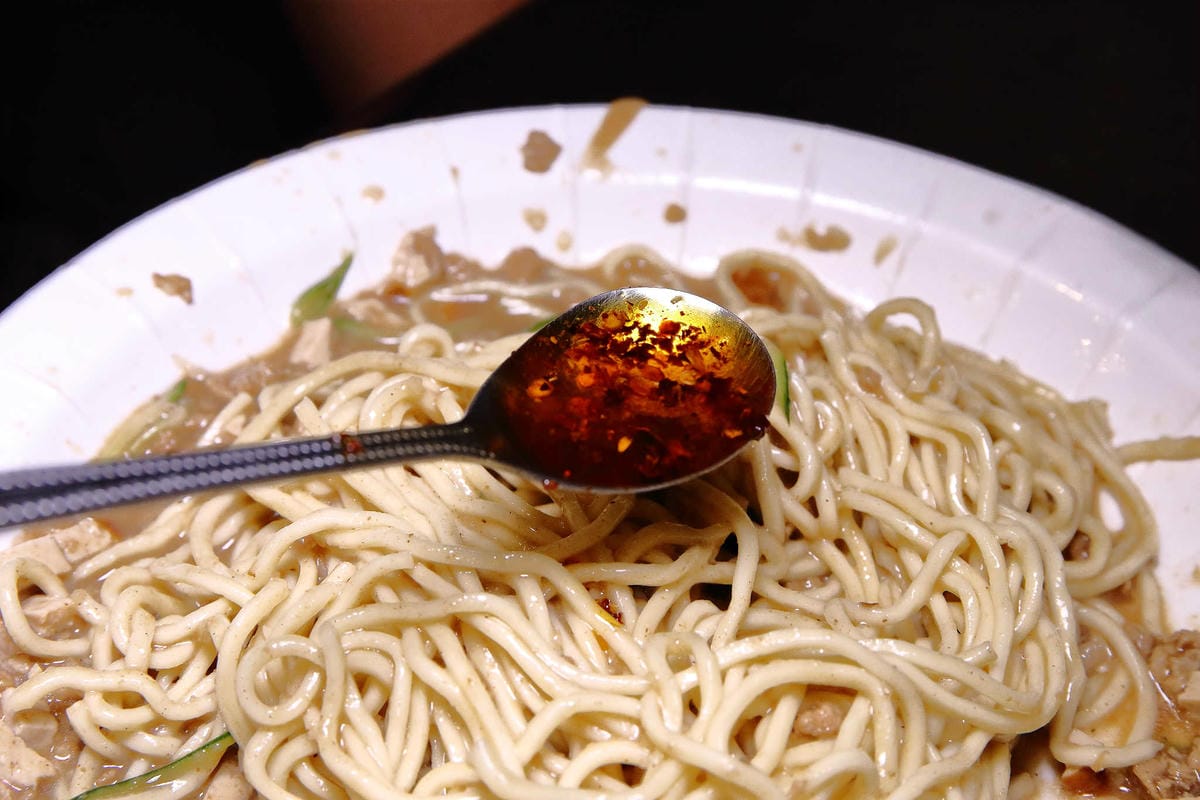 【食。板橋】老陳涼麵〜排隊排到爆炸的人氣宵夜！炸醬+麻醬雙醬涼麵，經典美味，非吃不可的小吃！