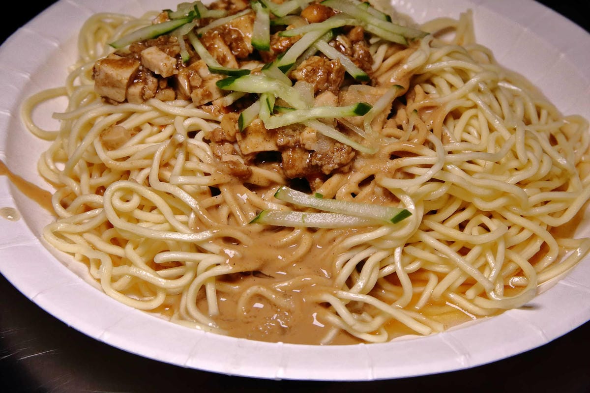 【食。板橋】老陳涼麵〜排隊排到爆炸的人氣宵夜！炸醬+麻醬雙醬涼麵，經典美味，非吃不可的小吃！