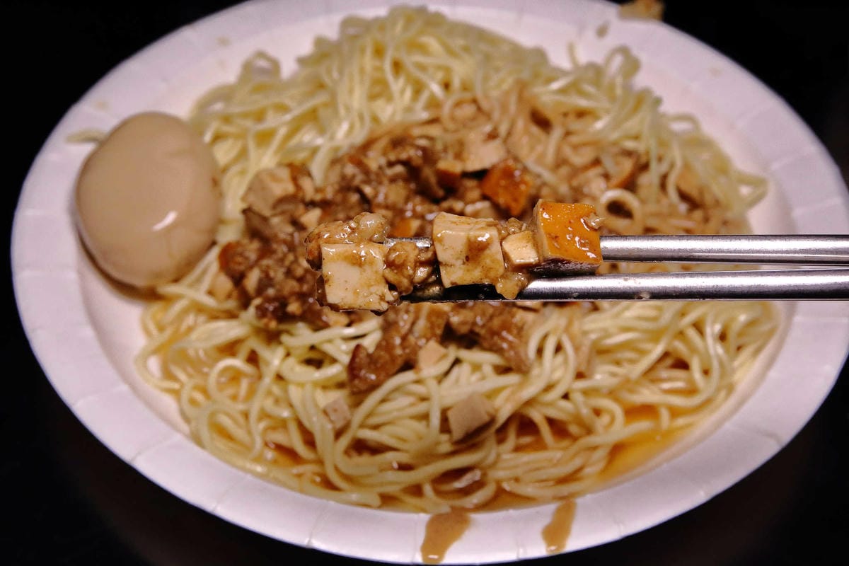 【食。板橋】老陳涼麵〜排隊排到爆炸的人氣宵夜！炸醬+麻醬雙醬涼麵，經典美味，非吃不可的小吃！