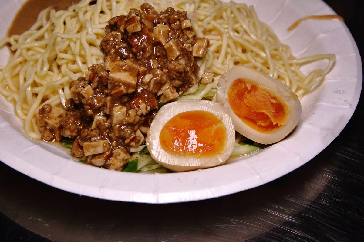 【食。板橋】老陳涼麵〜排隊排到爆炸的人氣宵夜！炸醬+麻醬雙醬涼麵，經典美味，非吃不可的小吃！