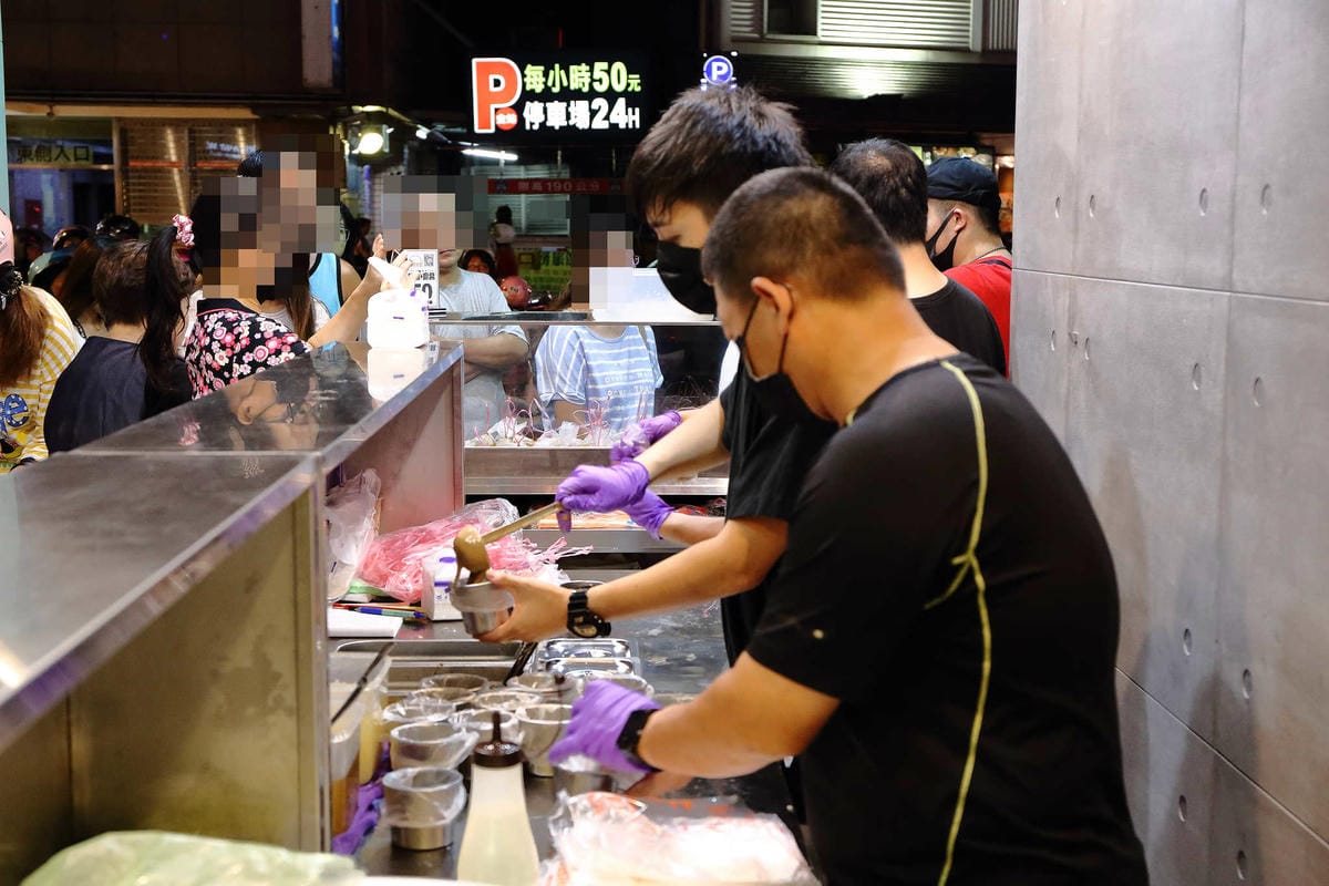 【食。板橋】老陳涼麵〜排隊排到爆炸的人氣宵夜！炸醬+麻醬雙醬涼麵，經典美味，非吃不可的小吃！