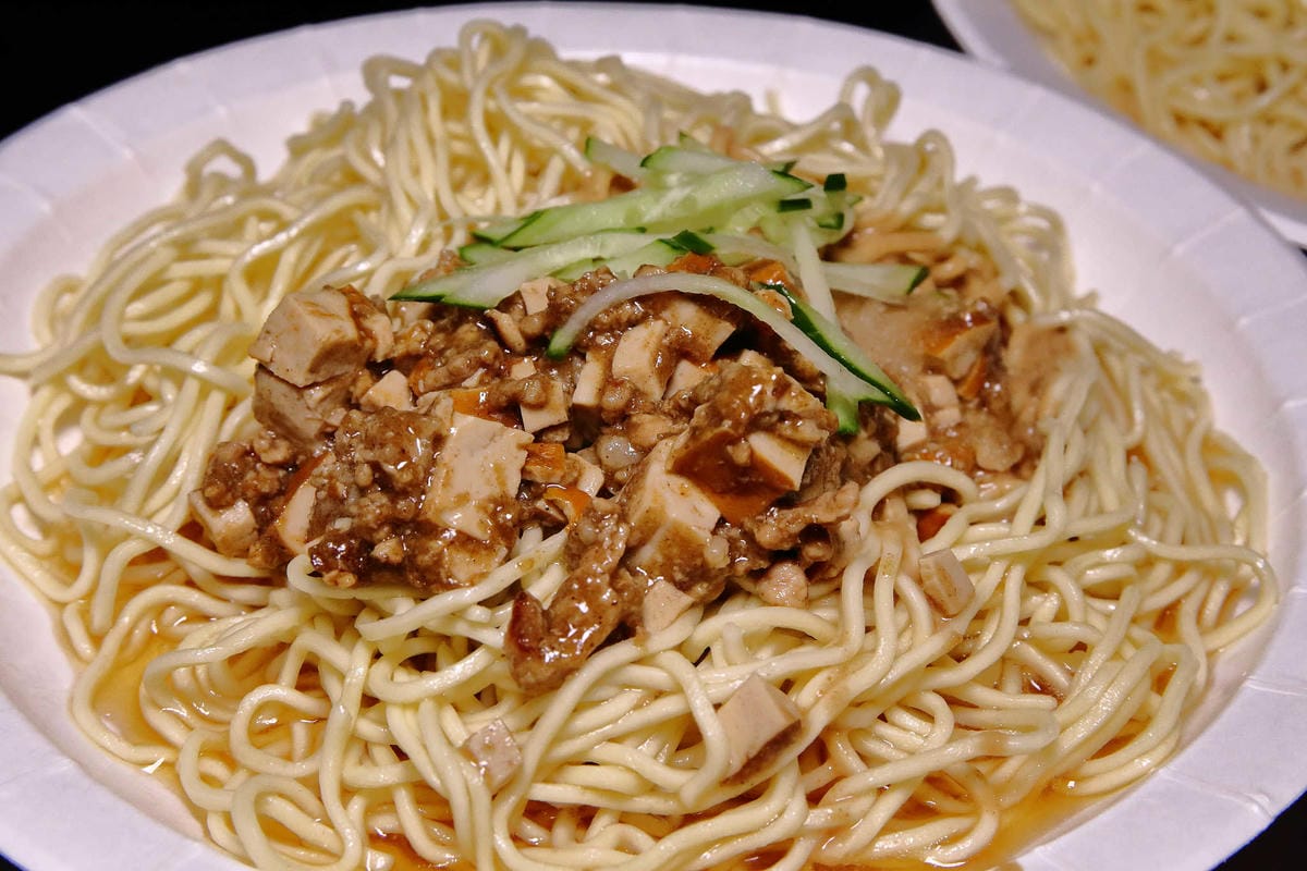 【食。板橋】老陳涼麵〜排隊排到爆炸的人氣宵夜！炸醬+麻醬雙醬涼麵，經典美味，非吃不可的小吃！