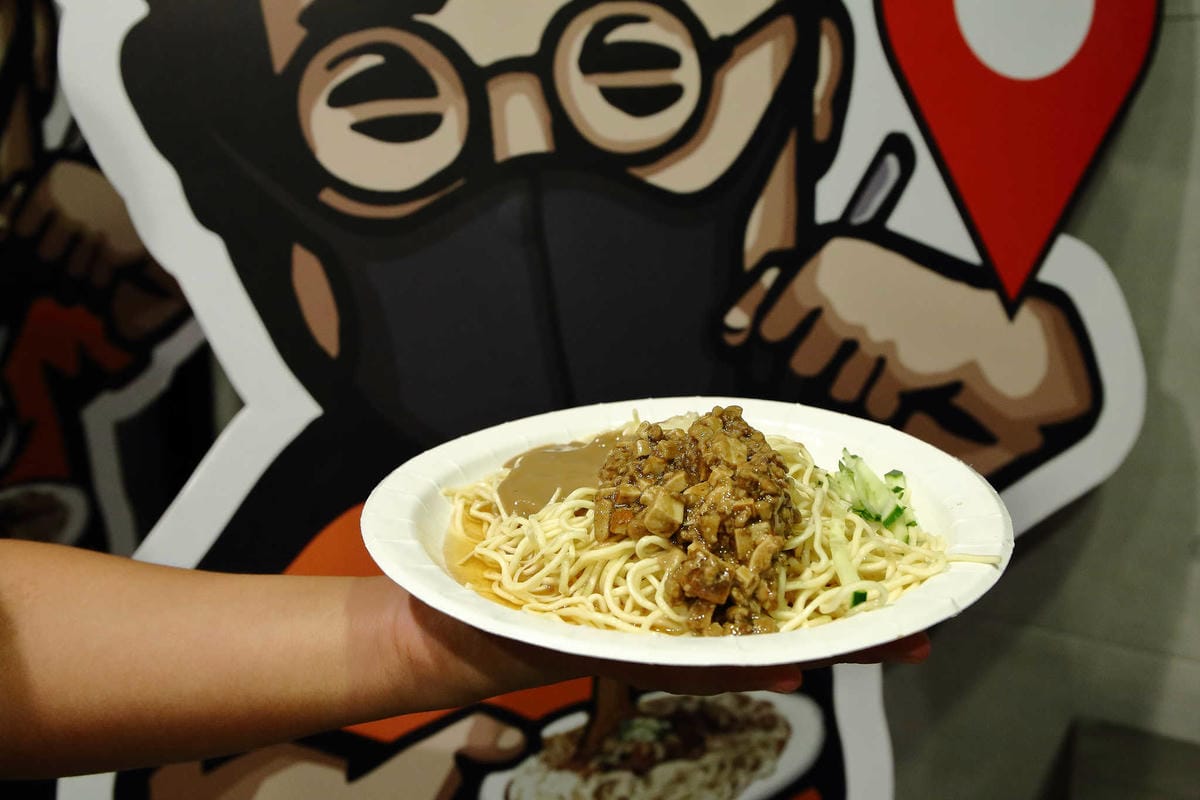 【食。板橋】老陳涼麵〜排隊排到爆炸的人氣宵夜！炸醬+麻醬雙醬涼麵，經典美味，非吃不可的小吃！