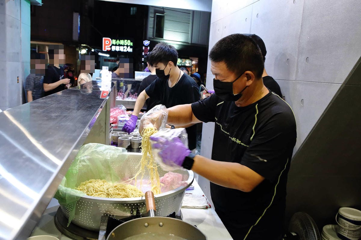 【食。板橋】老陳涼麵〜排隊排到爆炸的人氣宵夜！炸醬+麻醬雙醬涼麵，經典美味，非吃不可的小吃！