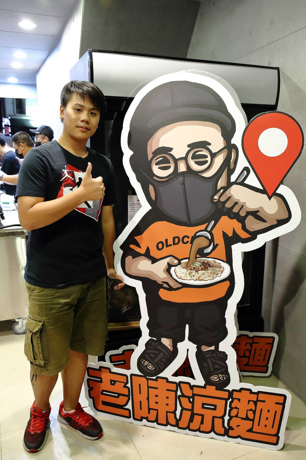 【食。板橋】老陳涼麵〜排隊排到爆炸的人氣宵夜！炸醬+麻醬雙醬涼麵，經典美味，非吃不可的小吃！