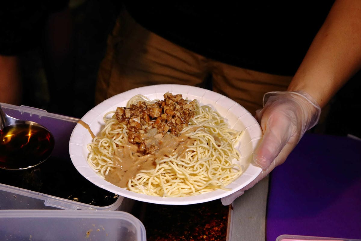 【食。板橋】老陳涼麵〜排隊排到爆炸的人氣宵夜！炸醬+麻醬雙醬涼麵，經典美味，非吃不可的小吃！