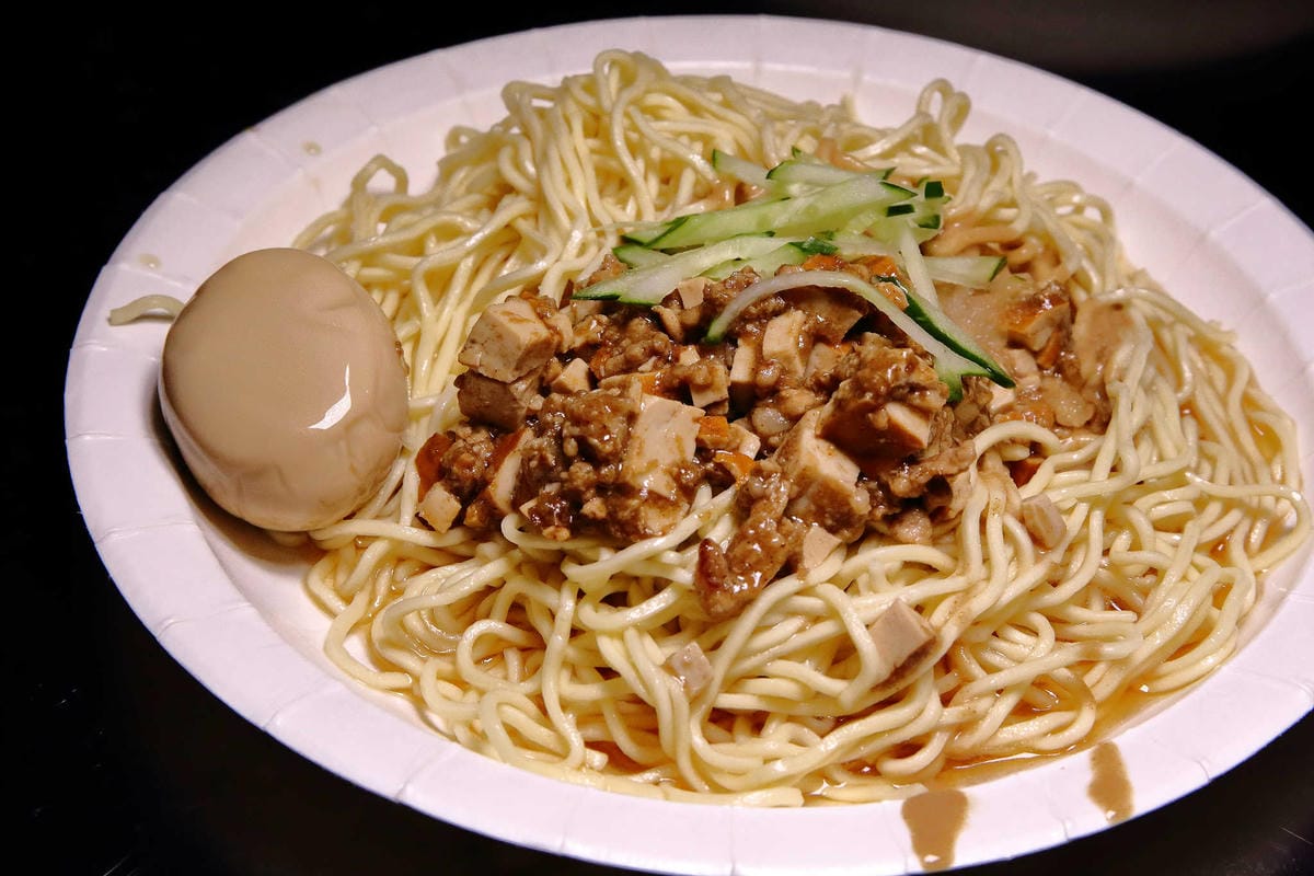 【食。板橋】老陳涼麵〜排隊排到爆炸的人氣宵夜！炸醬+麻醬雙醬涼麵，經典美味，非吃不可的小吃！