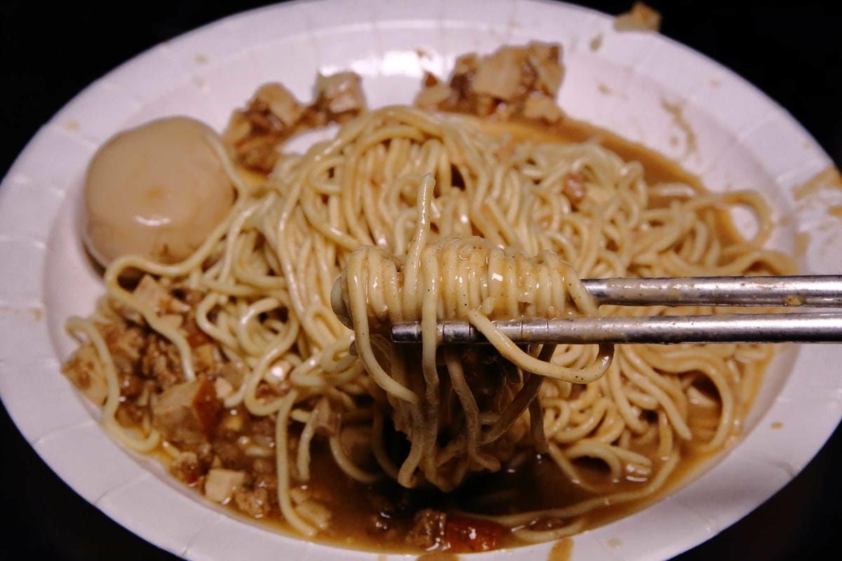 【食。板橋】老陳涼麵〜排隊排到爆炸的人氣宵夜！炸醬+麻醬雙醬涼麵，經典美味，非吃不可的小吃！