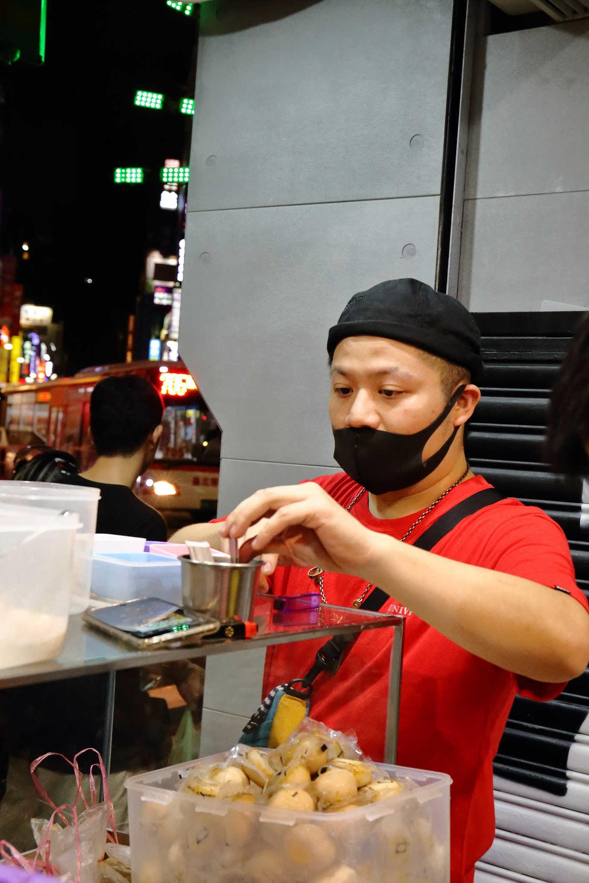 【食。板橋】老陳涼麵〜排隊排到爆炸的人氣宵夜！炸醬+麻醬雙醬涼麵，經典美味，非吃不可的小吃！