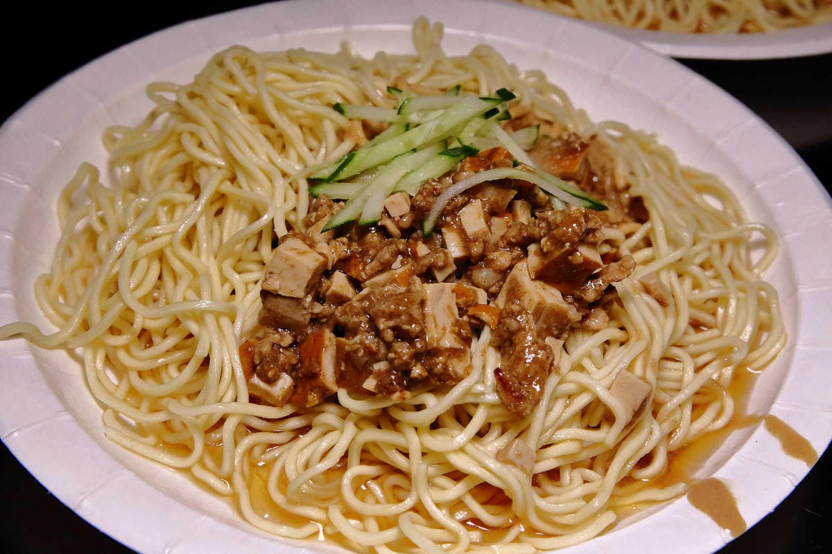 【食。板橋】老陳涼麵〜排隊排到爆炸的人氣宵夜！炸醬+麻醬雙醬涼麵，經典美味，非吃不可的小吃！