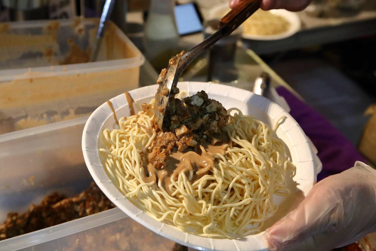 【食。板橋】老陳涼麵〜排隊排到爆炸的人氣宵夜！炸醬+麻醬雙醬涼麵，經典美味，非吃不可的小吃！