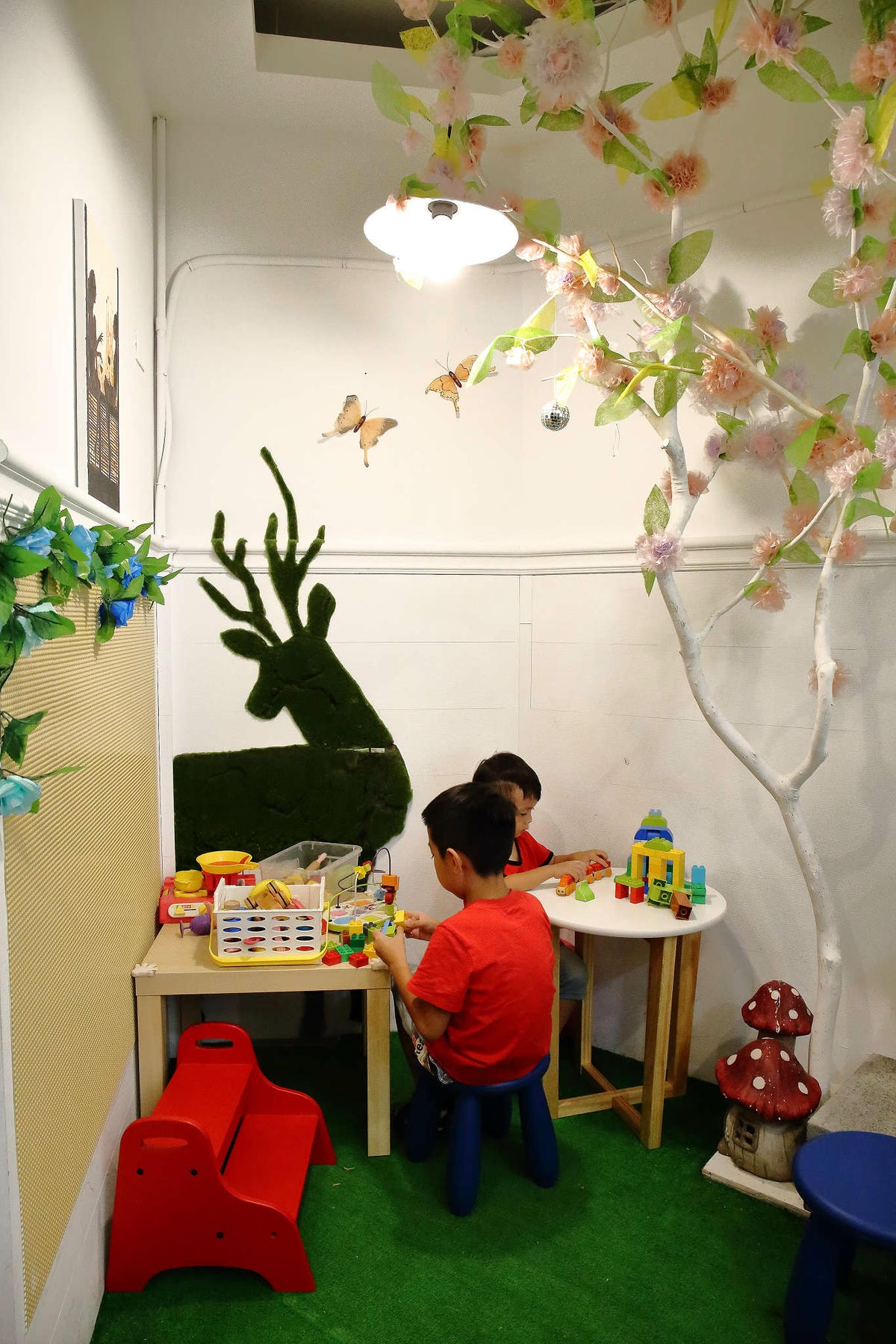 【食。中和】SUN BOY 陽光男孩餐飲店〜IG熱門打卡點。女孩們,這裡有繽紛色彩花牆,好喝的花草茶花辦果粒統統看得到!(已歇業)