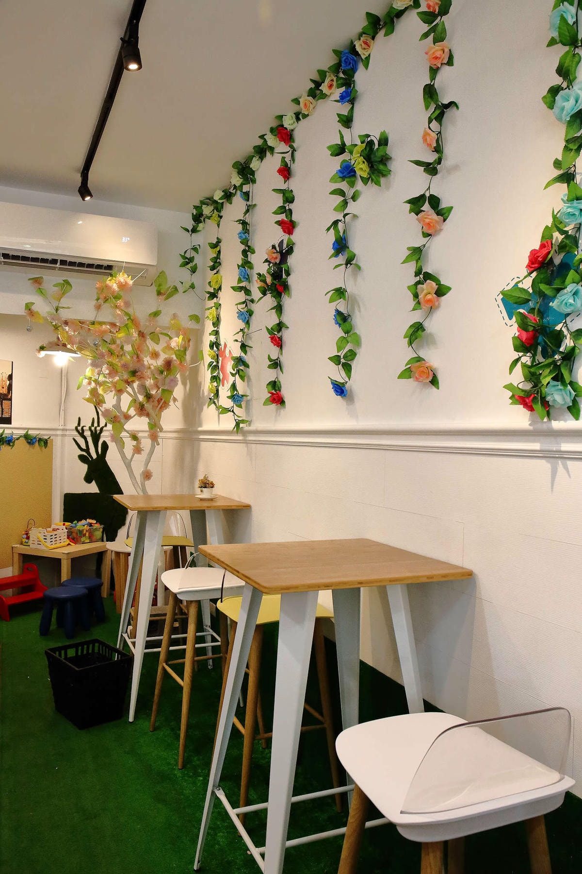 【食。中和】SUN BOY 陽光男孩餐飲店〜IG熱門打卡點。女孩們,這裡有繽紛色彩花牆,好喝的花草茶花辦果粒統統看得到!(已歇業)